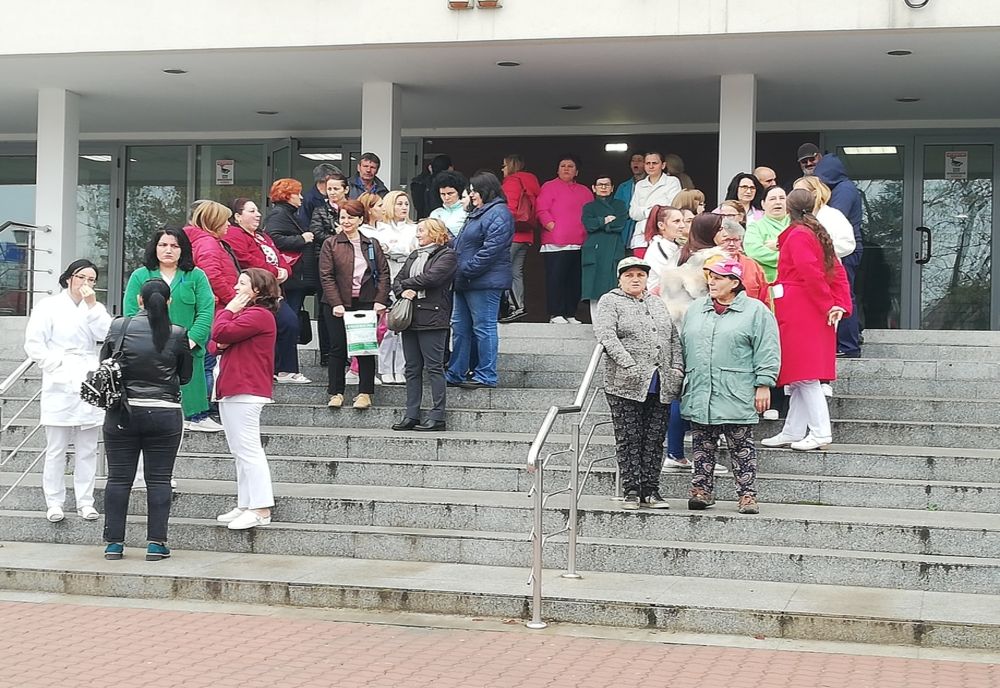 Protest în faţa Spitalului Craiova. Oamenii sunt nemulţumiţi de conducerea unităţii medicale