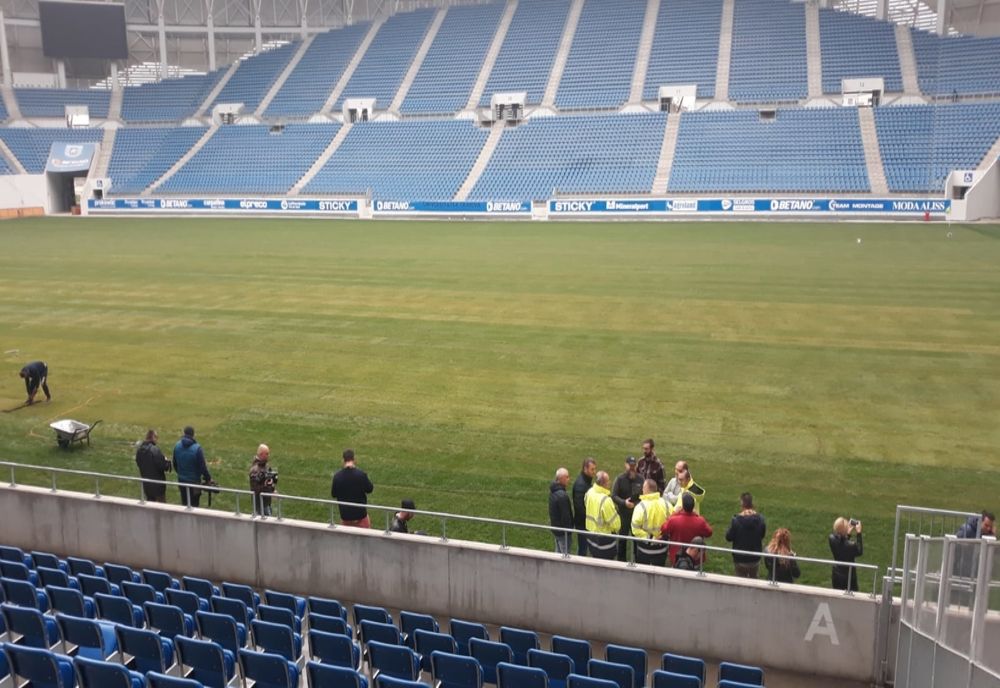 Se finalizează montarea gazonului hibrid pe Stadionul „Ion Oblemenco” din Bănie