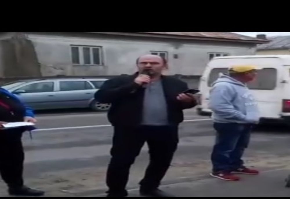 Dolj: Liberalii fac campanie electorală cu karaoke pe marginea drumului