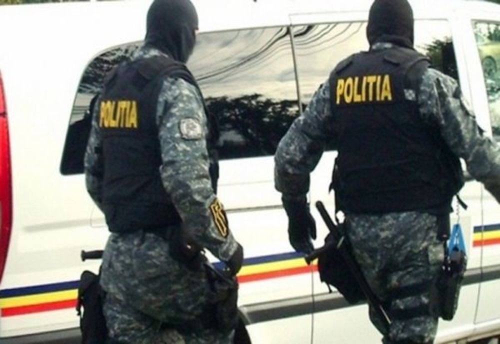 VIDEO Percheziții la persoane acuzate de trafic de droguri