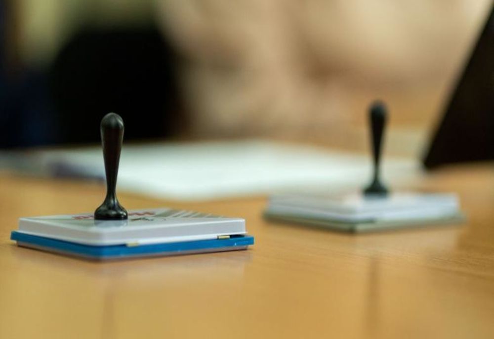 VIDEO. Consilier local acuzat că aduce bătrâni la vot, într-o comună din Dolj. Poliția face verificări