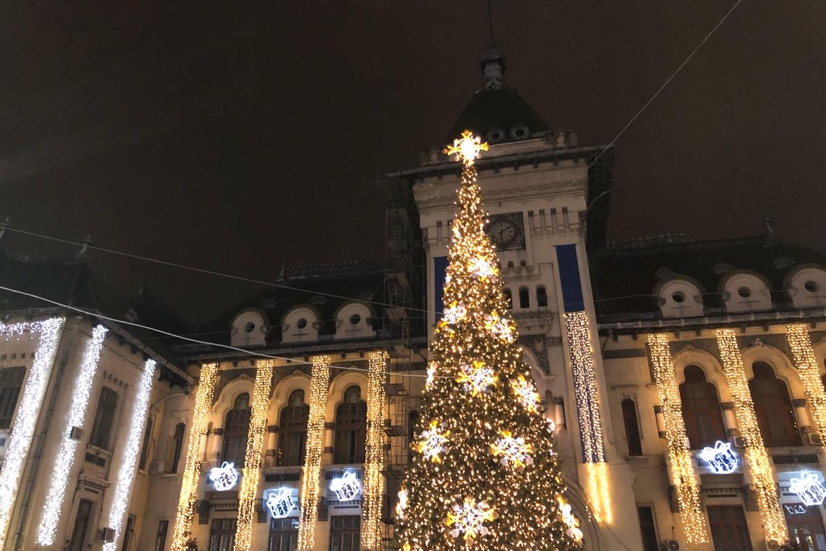 FOTO. Un milion de luminiţe de Crăciun au fost aprinse în Craiova. Surprize pentru toate vârstele