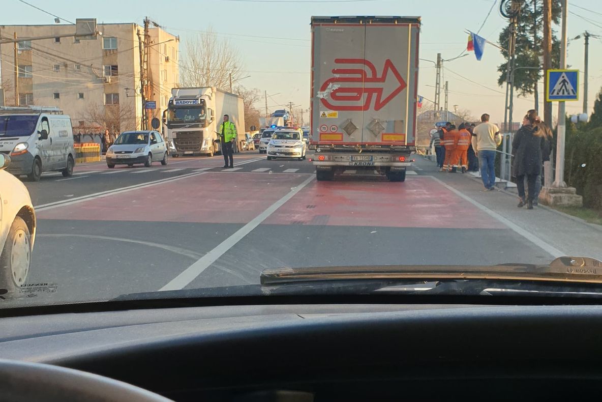 Femeie lovită de maşină pe un drum naţional din Dolj. Era pe trecerea de pietoni