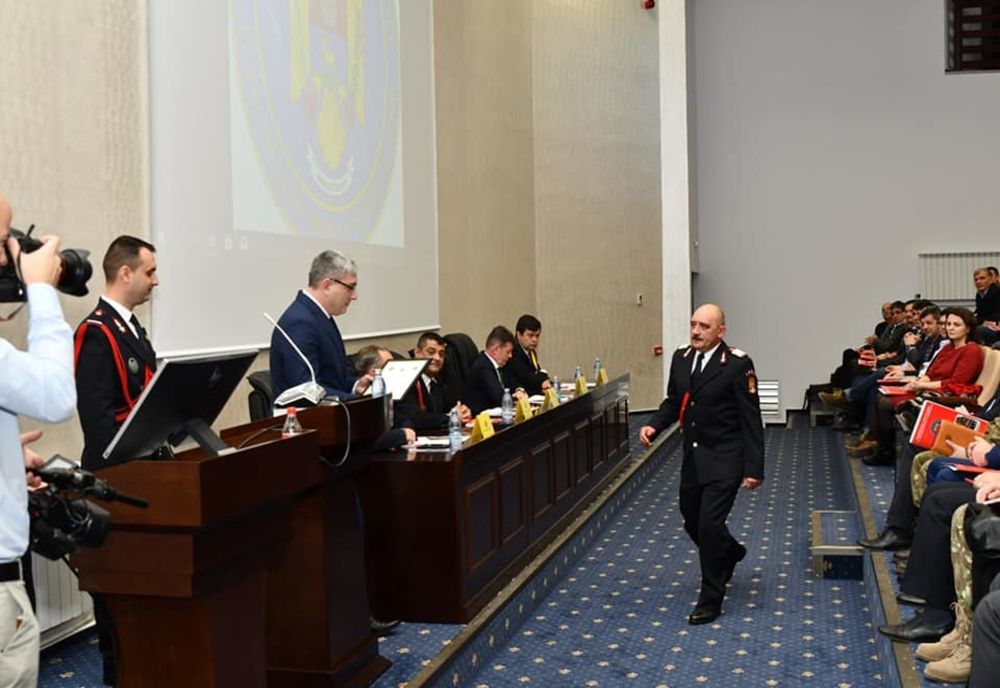 A început cariera în Dolj şi şi-a împlinit visul în judeţul vecin. Pompierul de Onoare al anului trecut, la ISU Gorj