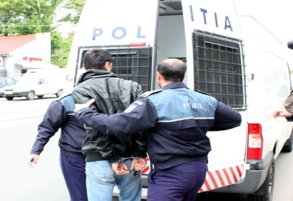 Tânăr de 18 ani, teroare pentru vecini. Le-a spart casele și le-a furat electrocasnicele