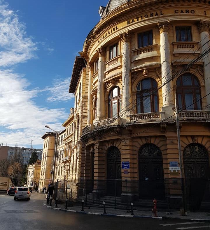 Clădirea principală a Colegiului „Carol I”, împrejmuită cu garduri de protecție