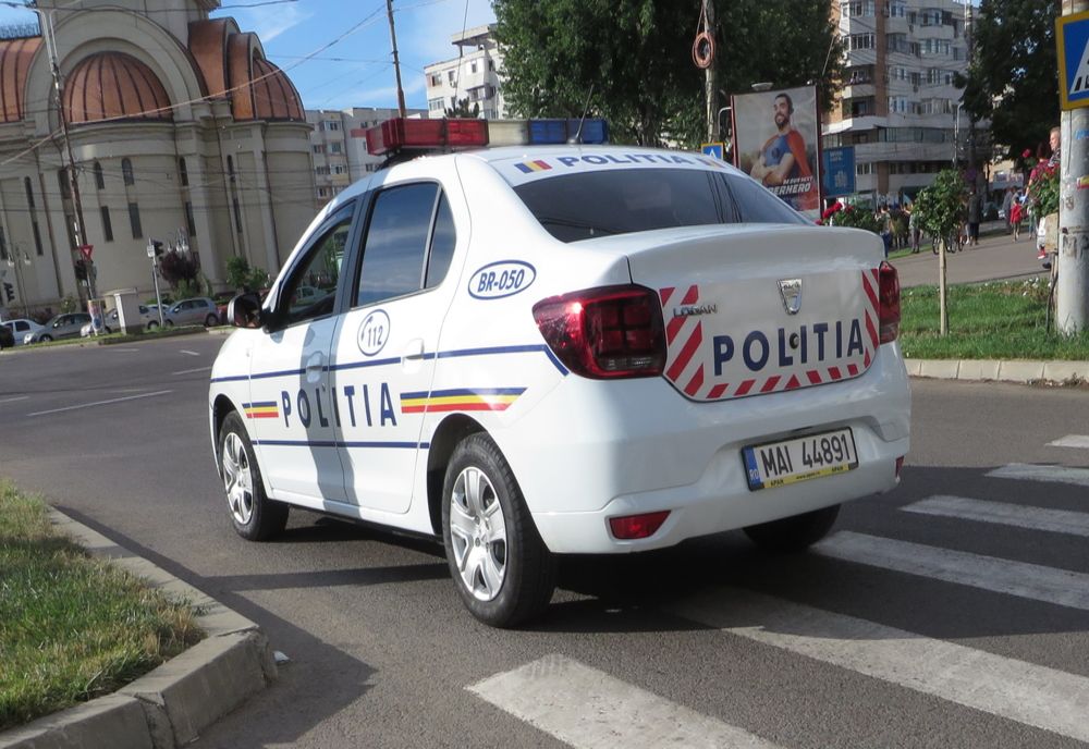 BMW oprit cu focuri de armă la Craiova. Tânărul de la volan fugea de polițiști