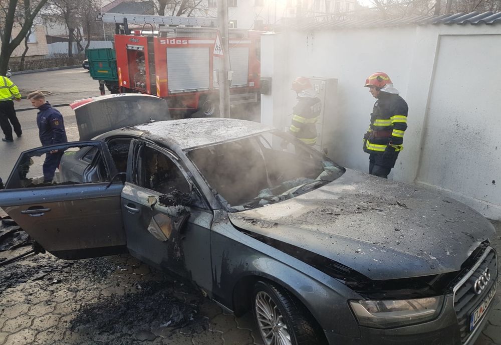 Mașina unui craiovean a luat foc în parcare