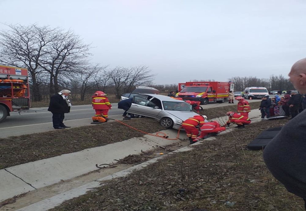 Impact frontal între două mașini pe un drum național din Dolj. Doi tineri au ajuns la spital