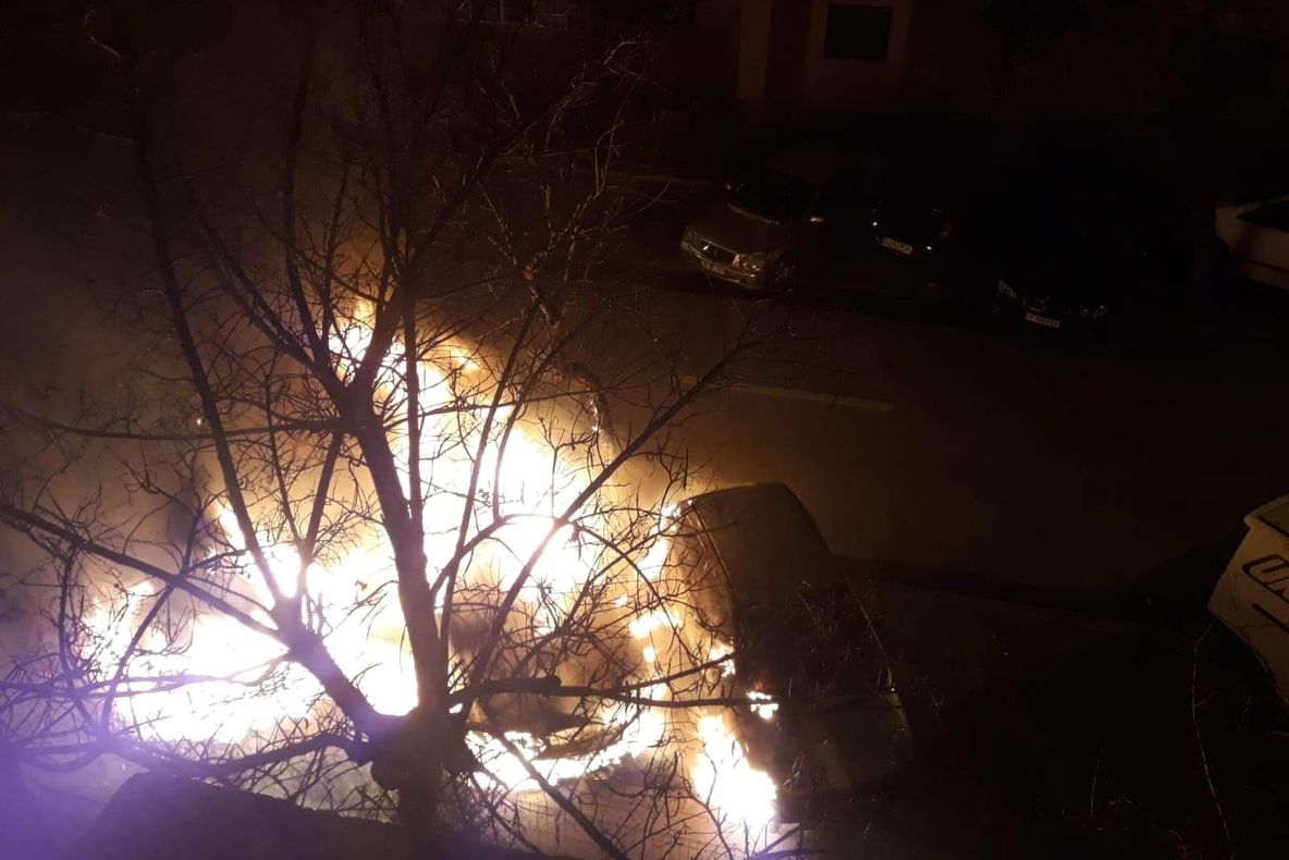 VIDEO. Mașini făcute scrum într-o parcare din Craiova