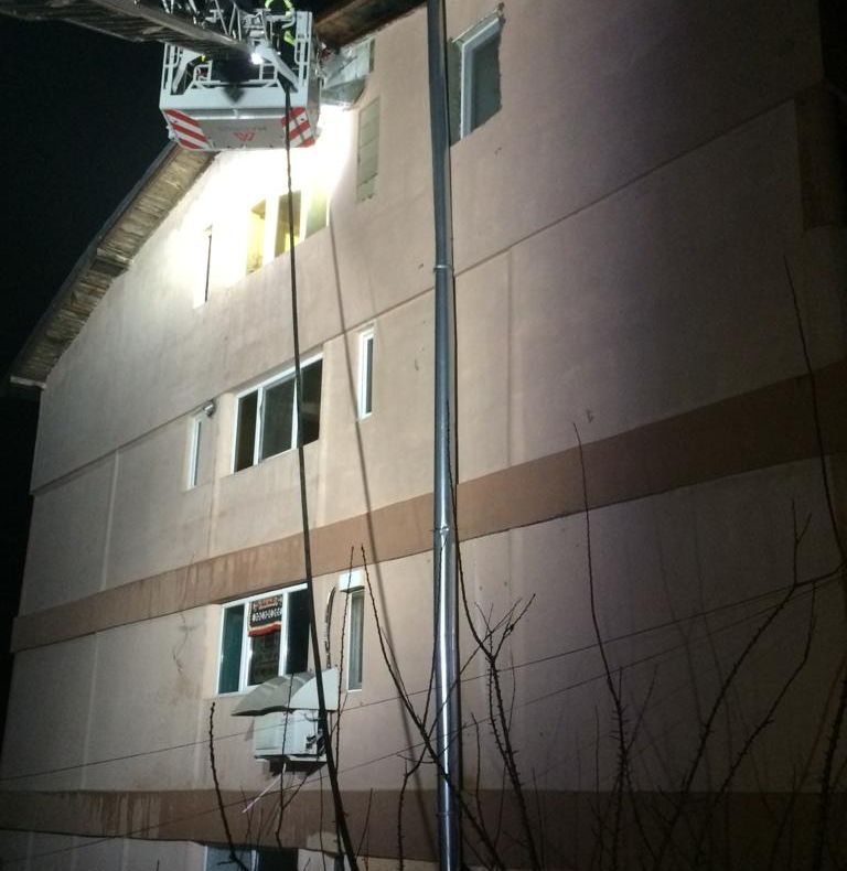 VIDEO. Mansarda unui bloc din Craiova cuprinsă de flăcări. 20 de persoane au ieșit din apartamente