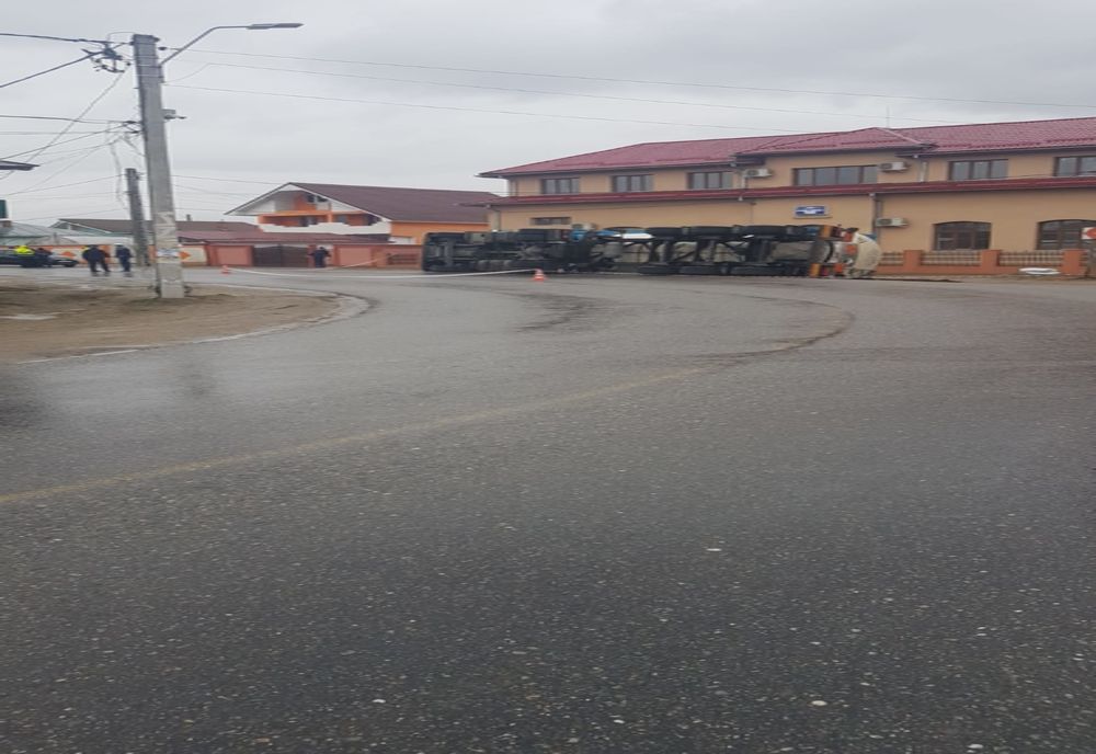 VIDEO. Cisternă încărcată cu sodă caustică, răsturnată în șanț. Trafic blocat în comuna Teasc