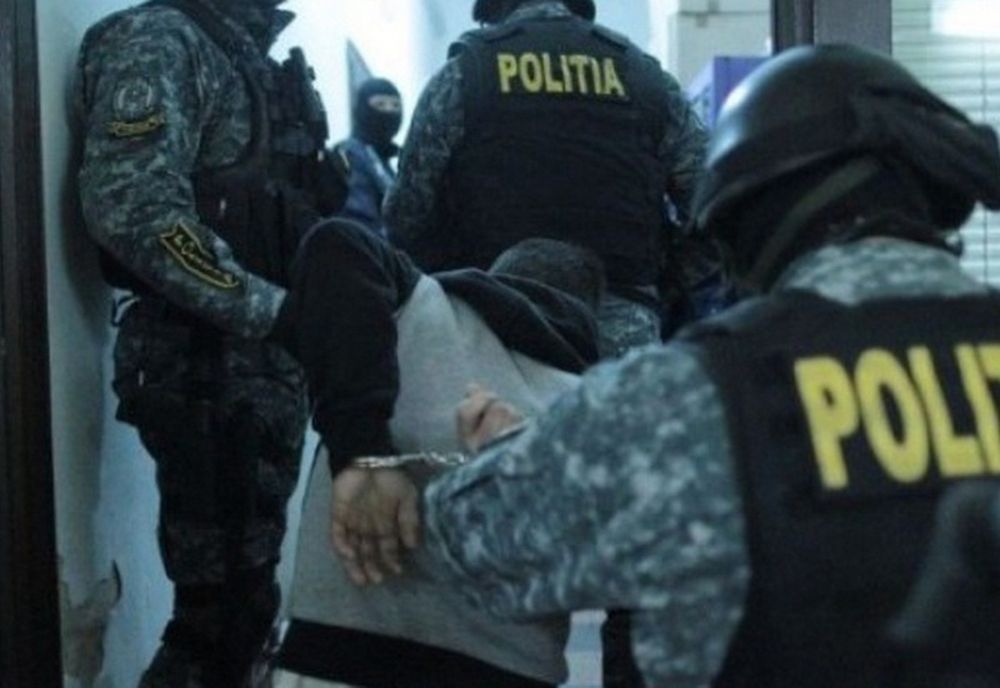 Cinci tineri din Craiova, reținuți pentru furt în urma unor descinderi 