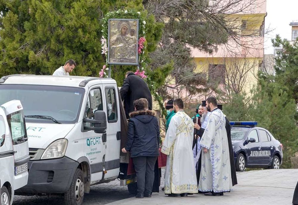 FOTO | Craiova: Procesiunde religioasă cu o icoană despre care se crede că a făcut minuni și în timpul epidemiei de ciumă