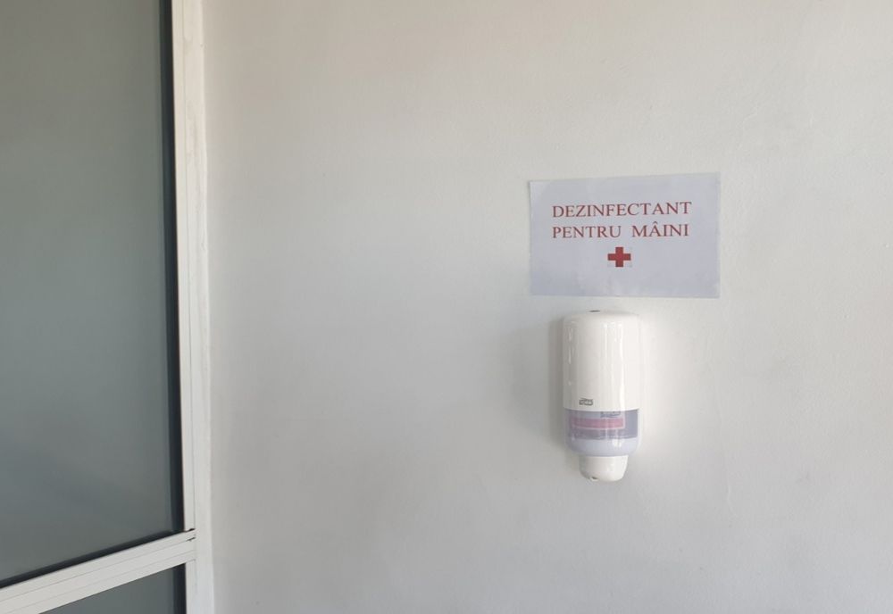 Primăria Craiovei nu știe când va monta dispozitive pentru dezinfectant la intrare în blocuri. Stocuri epuizate 