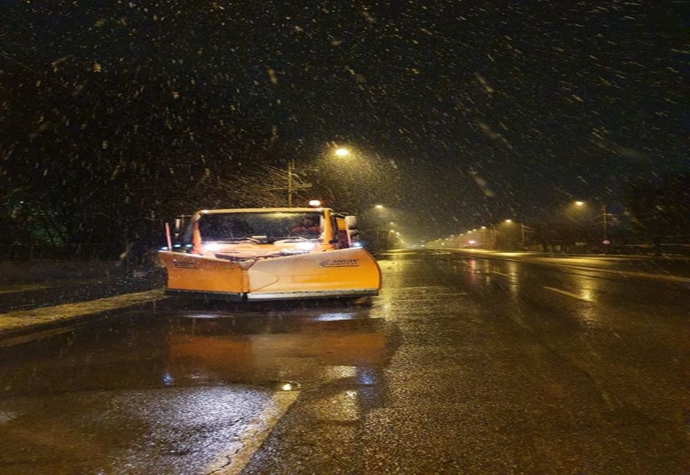 Craiova: 110 tone de material antiderapant împrăștiate pe străzi 