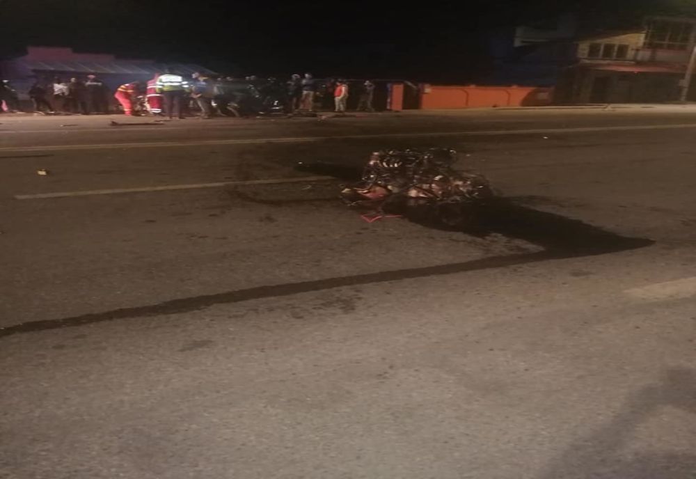 Craiova. Șoferiță în spital după ce a intrat cu mașina în gard. Motorul a rămas pe carosabil