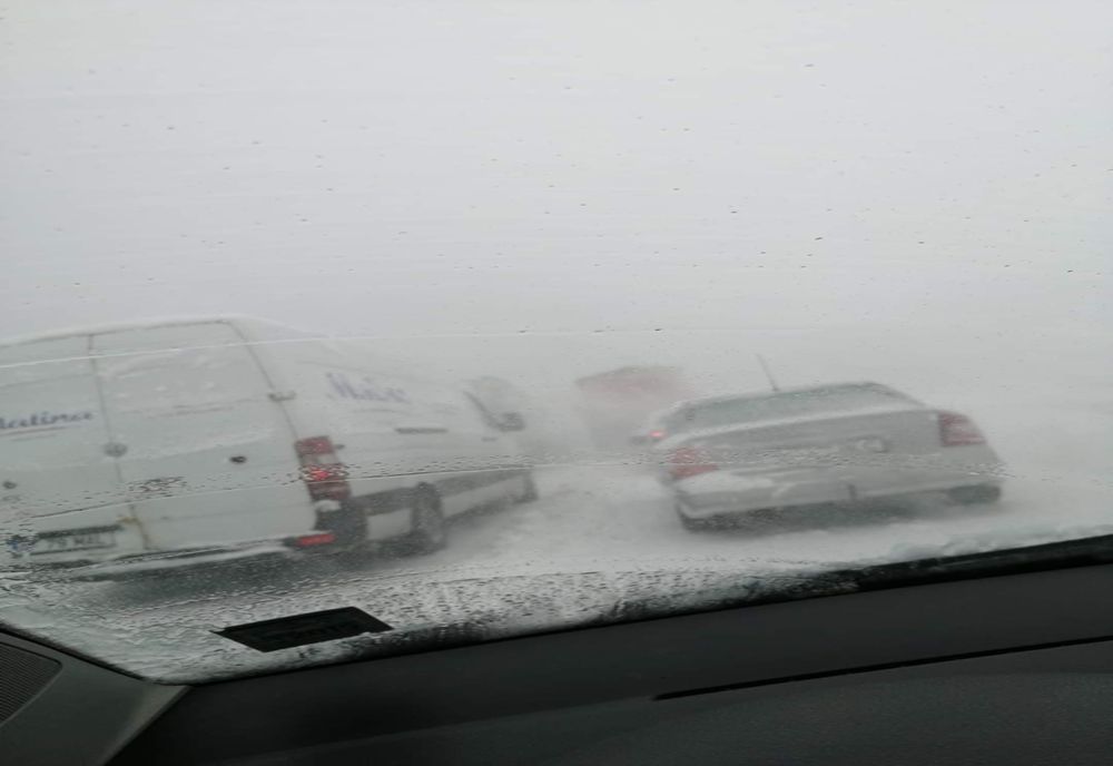 DOLJ: Mașini înzăpezite, drumuri blocate și sute de case fără curent electric 