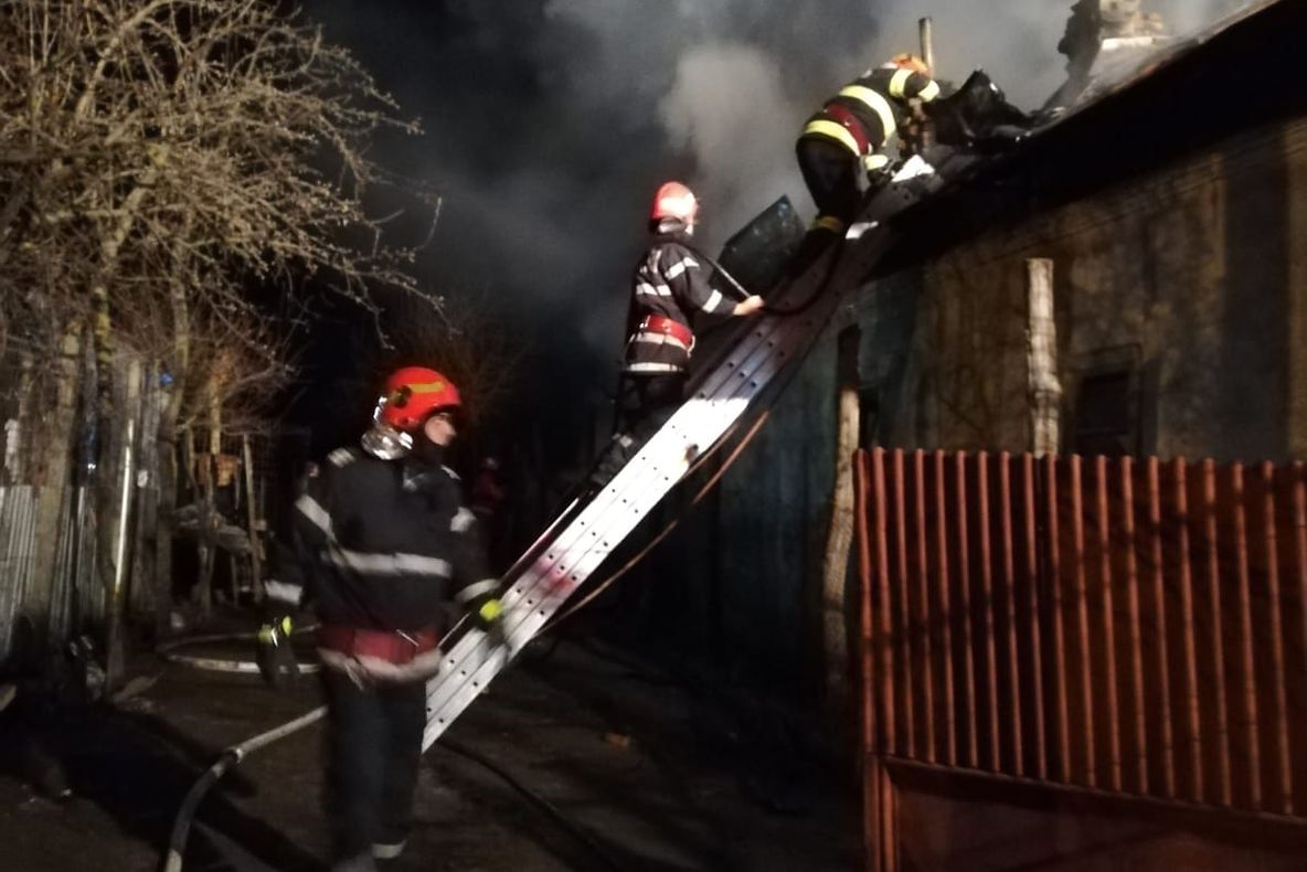 Dolj: Adăpost de animale, distrus de flăcări, noaptea trecută