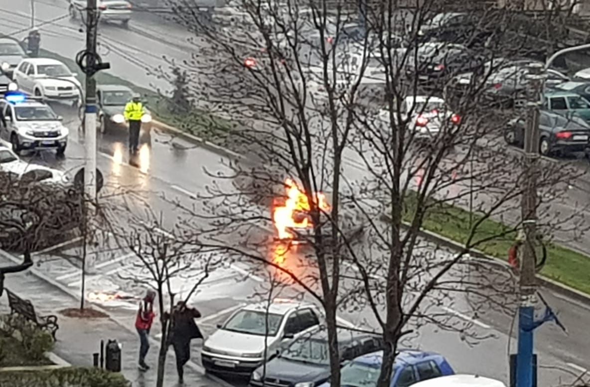 VIDEO. O mașină a luat foc la Craiova
