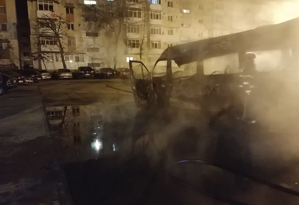 O autoutilitară a luat foc într-o parcare, în Craiova 