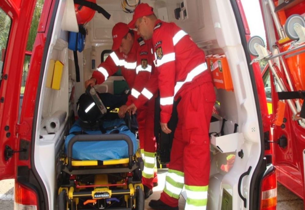 Tânăr în vârstă de 18 ani, la spital după ce a intrat cu mopedul într-o mașină 