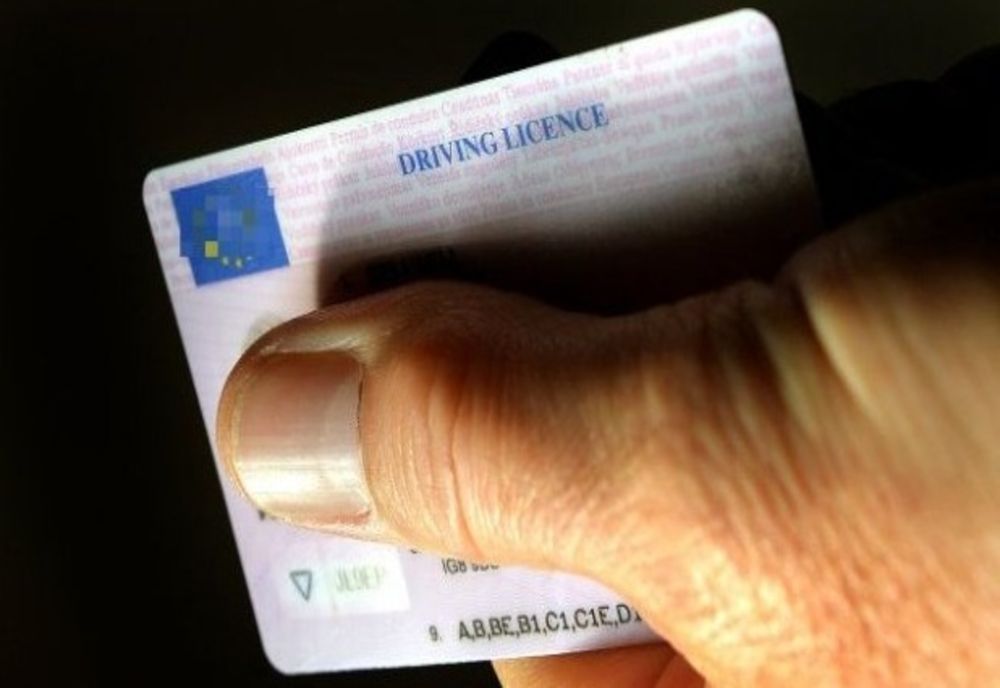 Prins cu un permis de conducere fals 