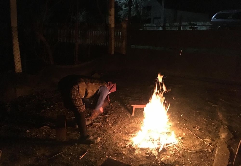 Dolj: Focurile de Joimari, doar în curțile bătrânelor. „E trist, e greu că nu mergem și în cimitir” 