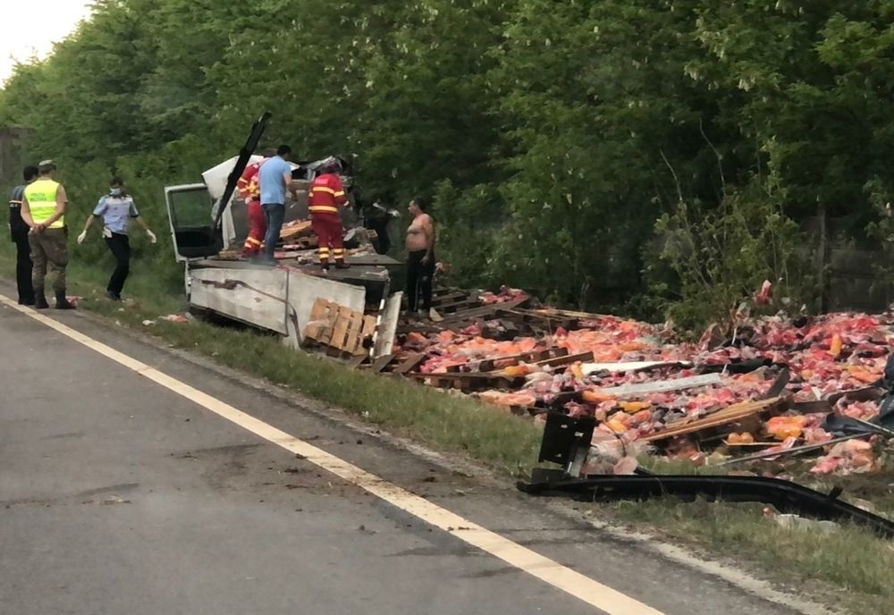 TIR încărcat cu baxuri de suc, în șanț după ce a lovit mai mulți stâlpi din beton. Șoferul a fost dus la spital 