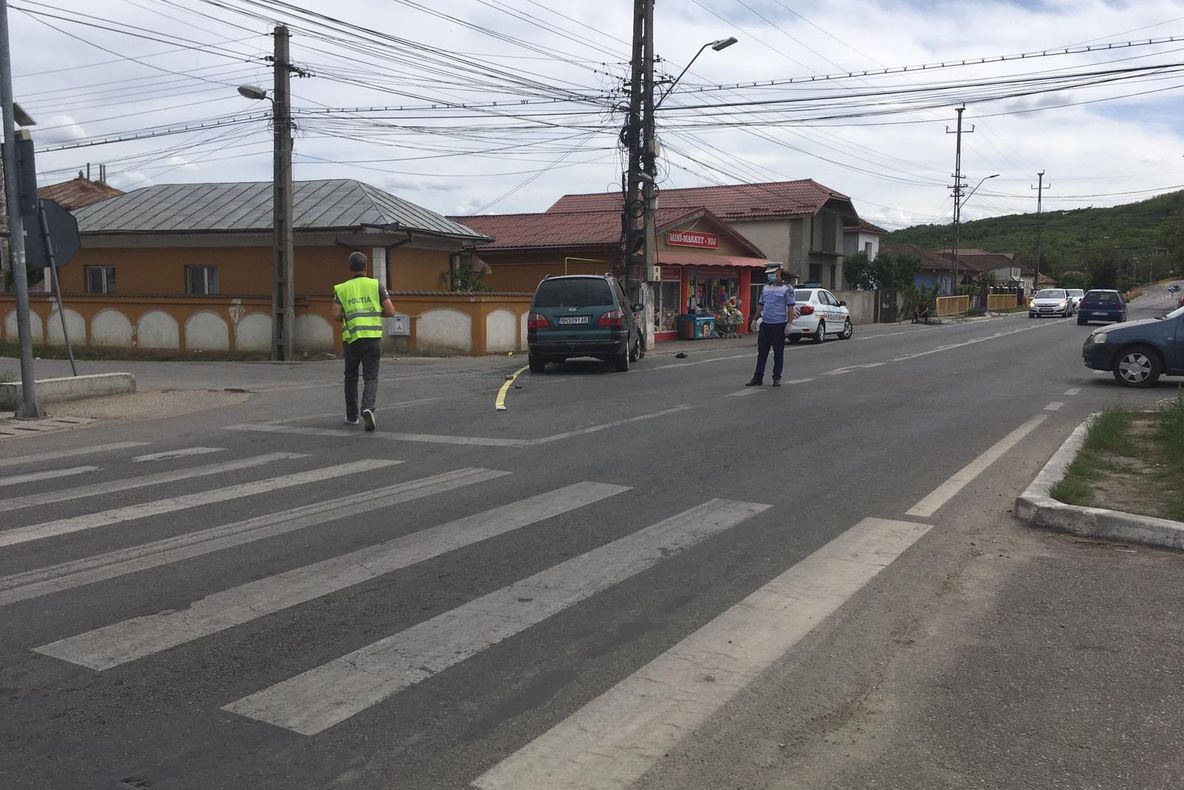 Impact între o motocicletă și o mașină. Doi tineri au ajuns la spital