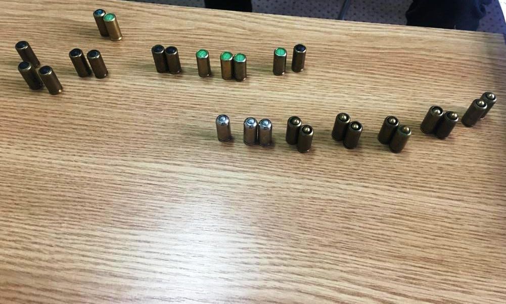 Percheziții la contrabandiști de țigări, într-o comună din Dolj. Polițiștii au găsit și cartuse cu proiectil