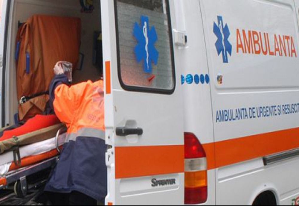 Impact între trei mașini într-o localitate din Dolj. O femeie a ajuns la spital