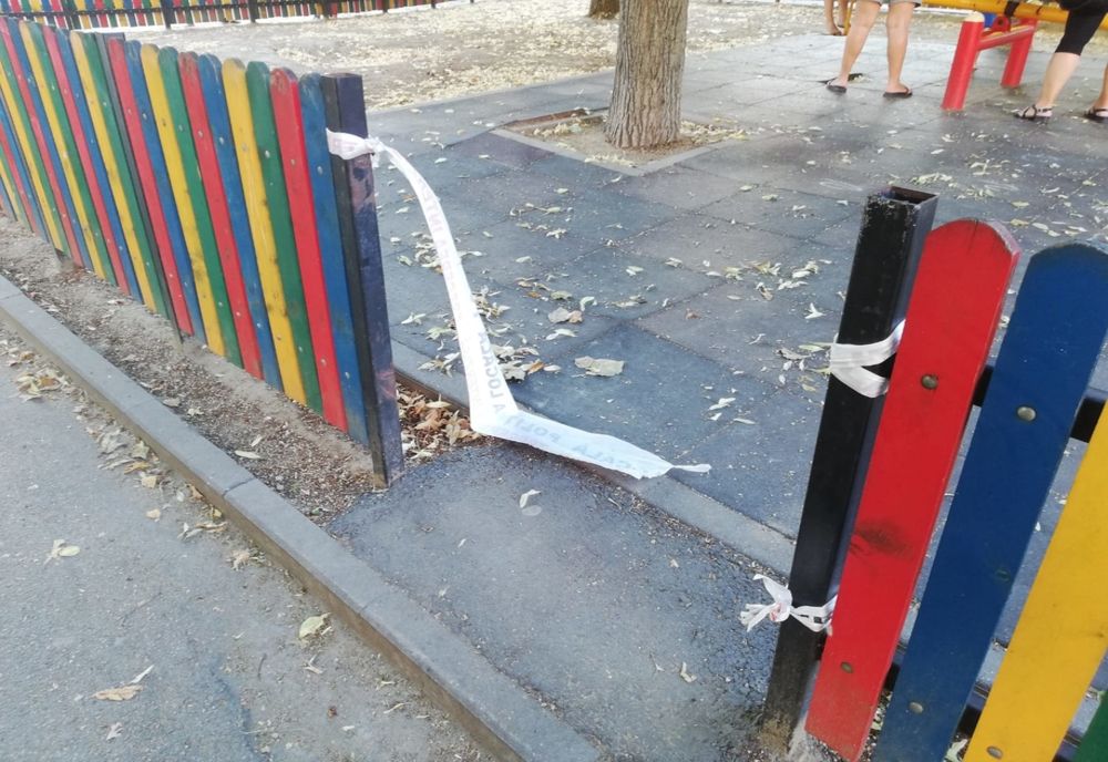 Oficial închise, locurile de joacă din Craiova sunt pline de copii. Părinții și bunicii ignoră regulile  