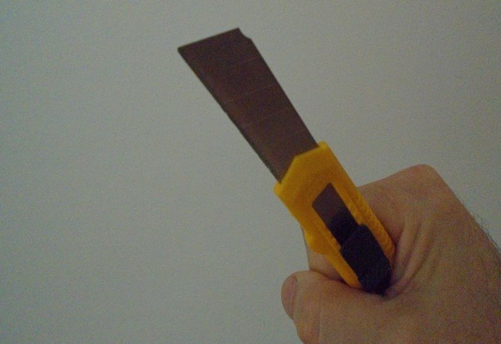 Dolj: Vânzător tăiat cu un cutter de către un client nemulţumit