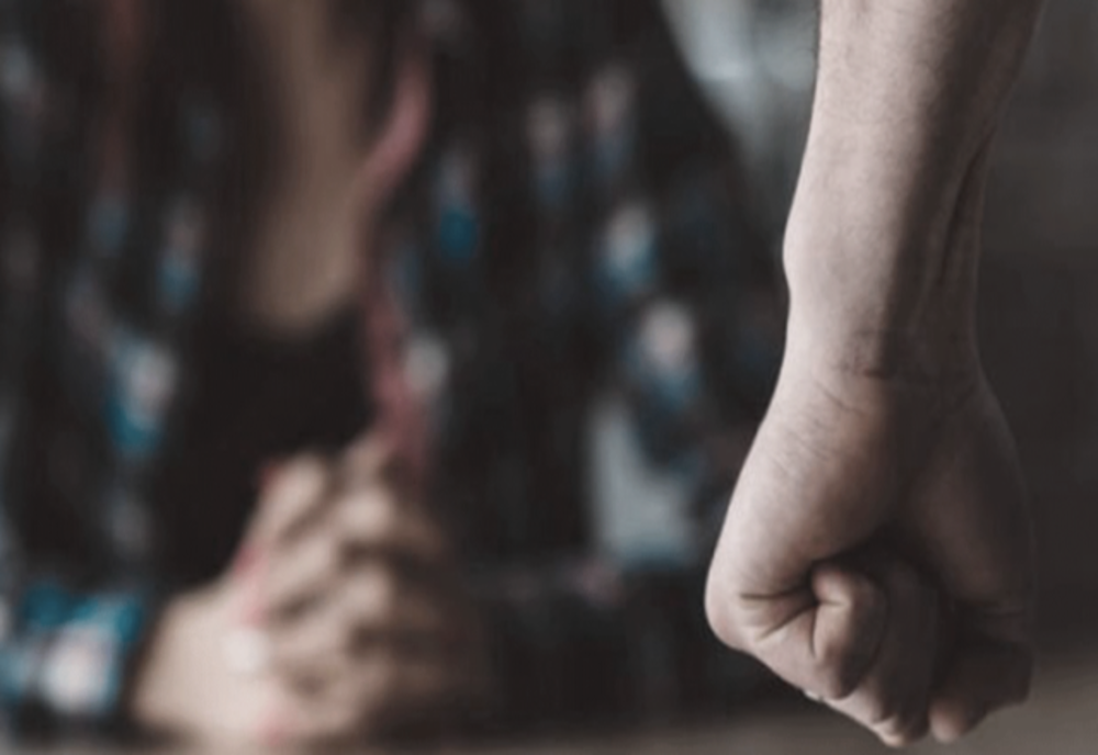 Craiova: Şi-a bătut şi ameninţat soţia cu care este în divorţ, încălcând un ordin de protecţie