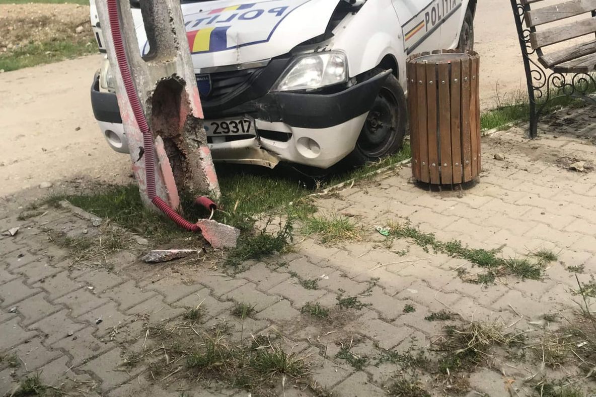 O polițistă din Dolj a intrat cu autospeciala într-un stâlp