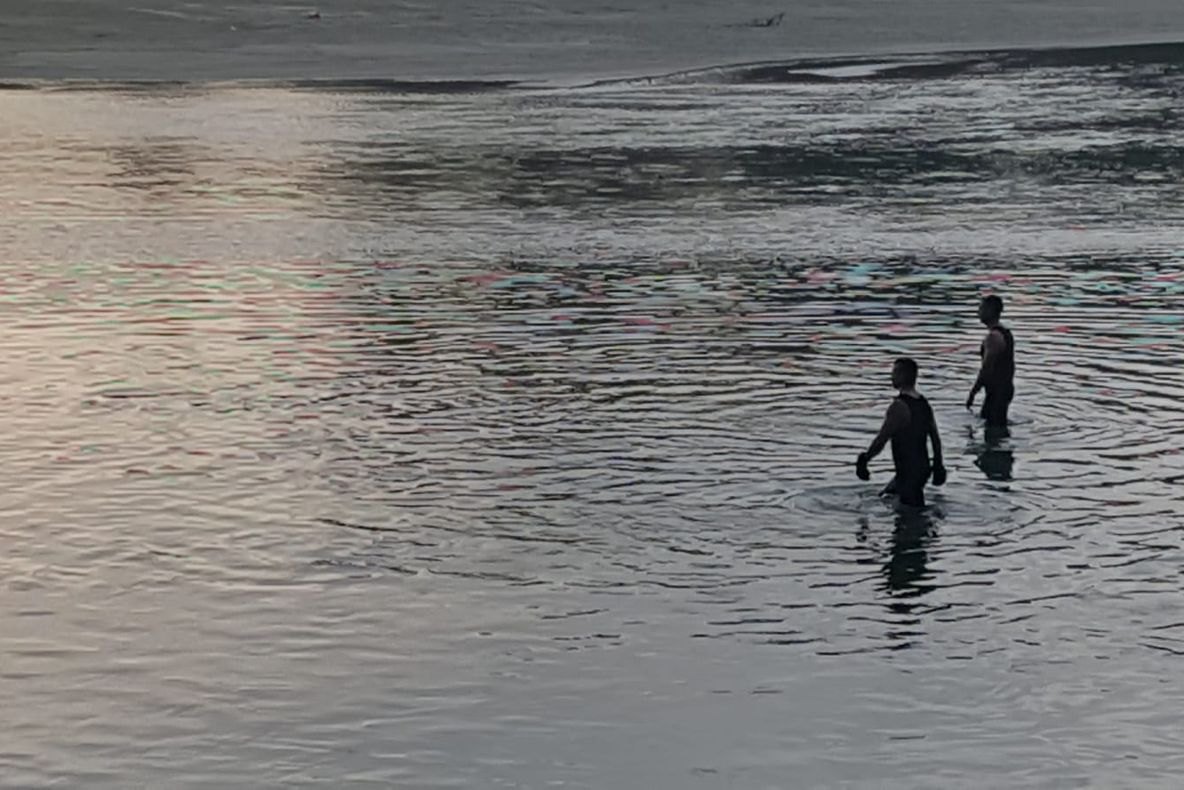 Bărbat căutat de scafandri în râul Jiu