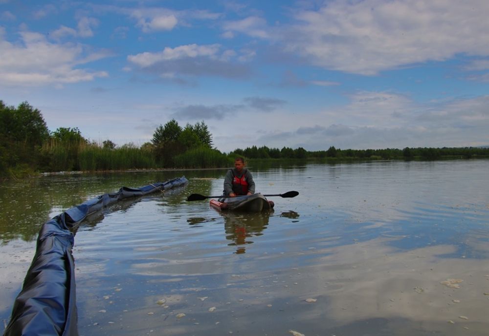 Dolj: Barieră plutitoare pentru oprirea deșeurilor, montată pe râul Jiu 