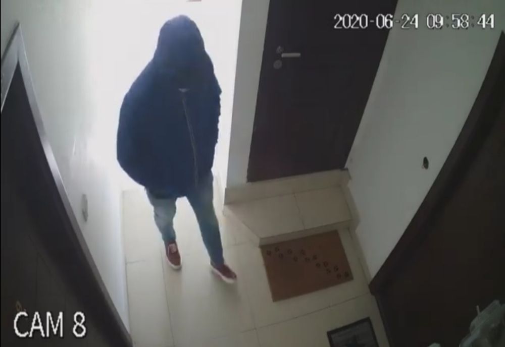 VIDEO. Bărbat căutat de polițiști după ce a fost filmat când verifica ușile mai multor apartamente
