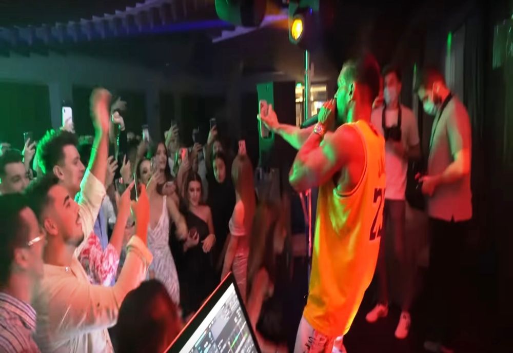 VIDEO. Petrecere de majorat, în interior, cu sute de persoane prezente, în Dolj. A cântat Dorian Popa