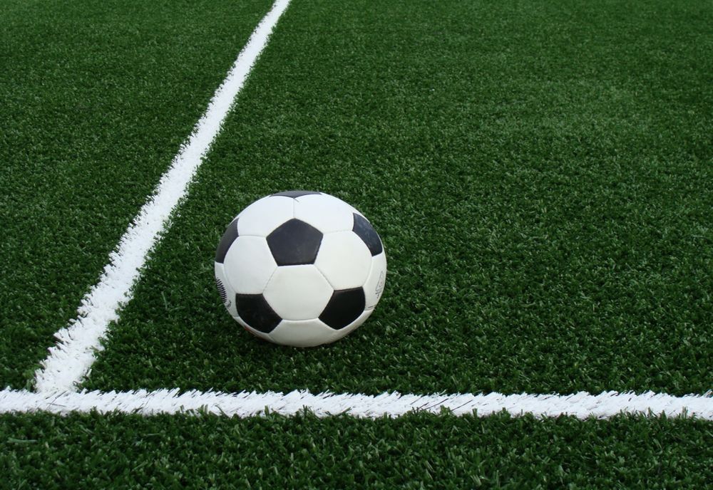 Clubul de fotbal Universitatea Craiova a anunțat că în staff-ul echipei au fost confirmate pozitiv două cazuri de COVID-19