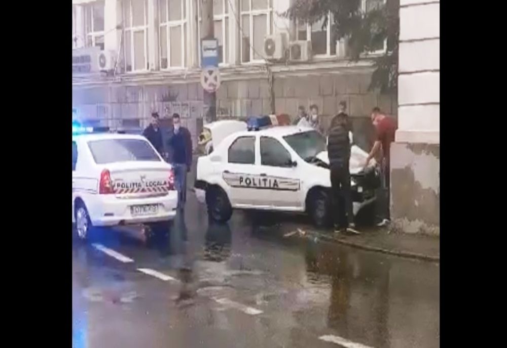 VIDEO. Accident cu autospeciala de poliţie. Un agent din Dolj a intrat într-un zid