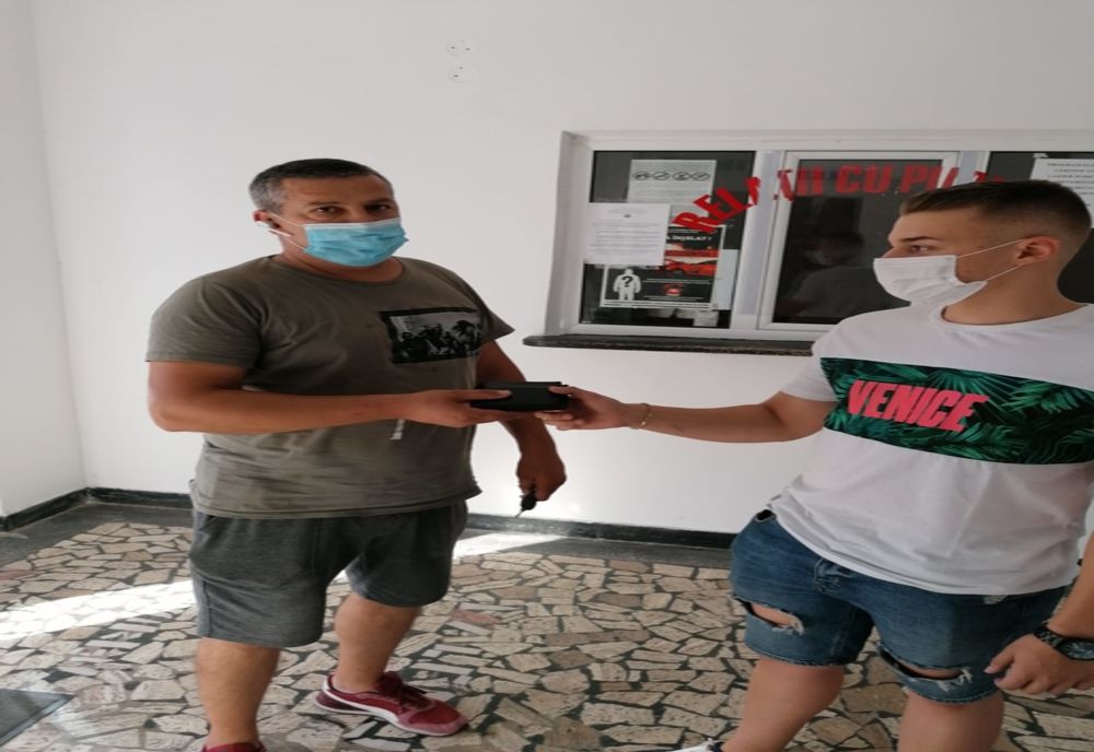 Un elev al Școlii de Agenți de Poliție „Vasile Lascăr” Câmpina a predat poliției un portofel găsit pe stradă