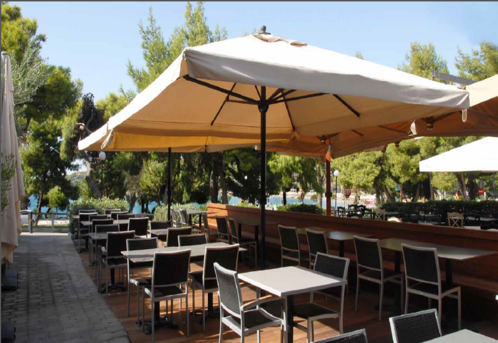 Au plecat cu umbrela si scaunul de la terasa