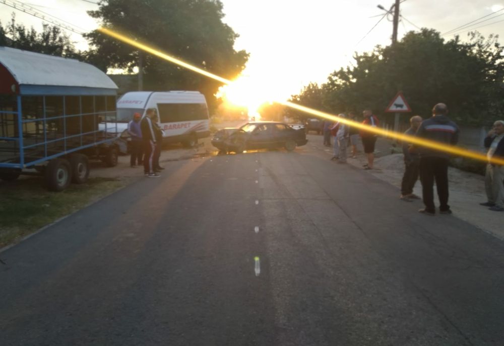 Cinci persoane rănite într-un accident rutier, în Dolj. O maşină a intrat frontal într-un microbuz