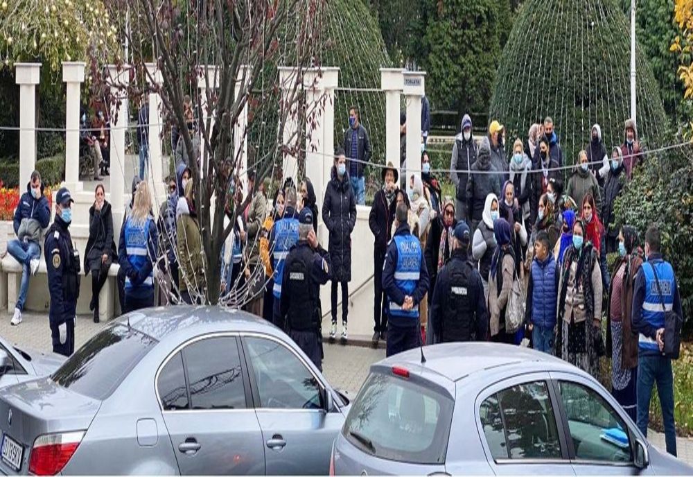 Protest în faţa Prefecturii Dolj. Comercianţii din Târgul Romaneşti, nemulţumiţi de decizia închiderii