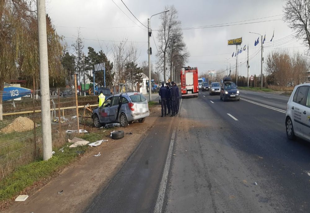 FOTO. O maşină a lovit alt autoturism şi s-a răsturnat peste o ţeavă de gaze, în Craiova