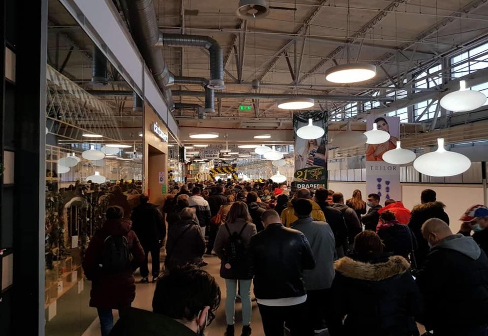 ÎNGHESUIALĂ la deschiderea unui magazin, în mall-ul din Craiova