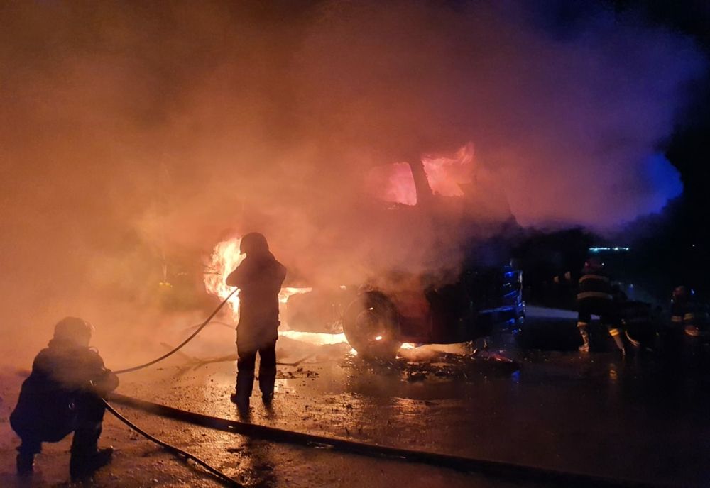 VIDEO. Incendiu în Dolj. Două vehicule parcate, în flăcări