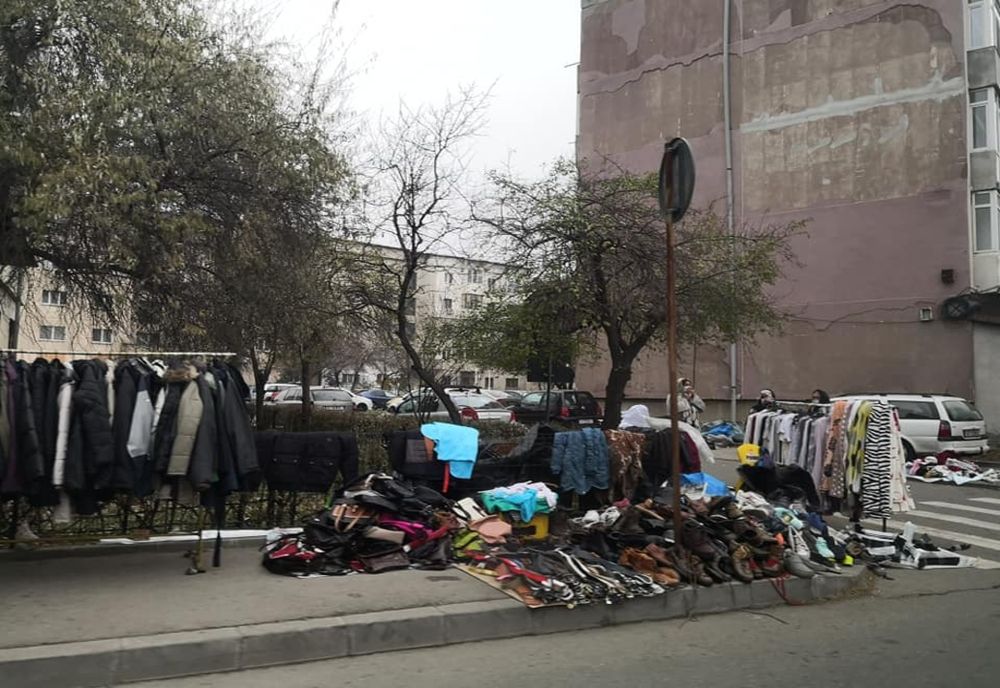 DUREROS. Comercianții de haine vechi își vând mărfurile pe trotuare
